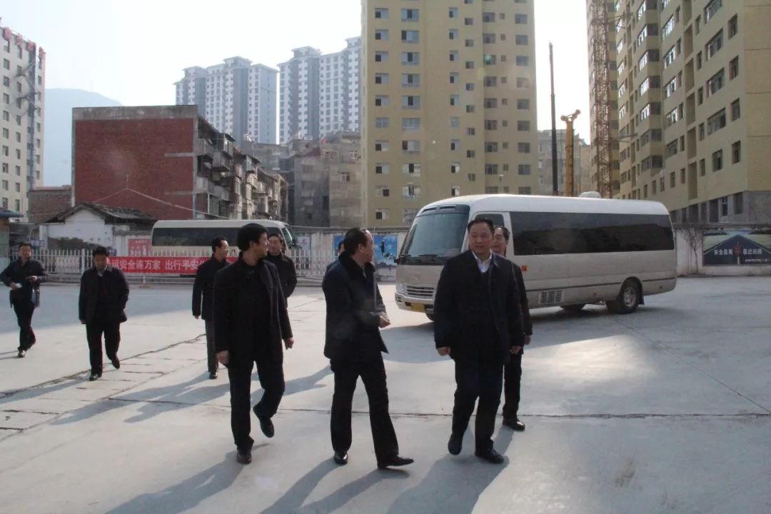 隴南市委常委、常務(wù)副市長張慶宏、副市長徐世林、市人大副主任陳榮等一行深入隴運(yùn)集團(tuán)公司武都汽車站開展春節(jié)前走訪慰問活動