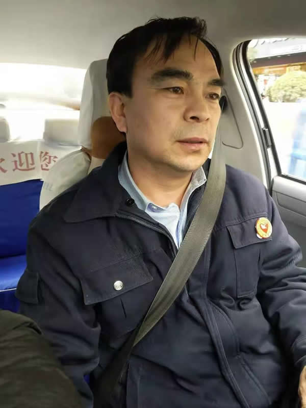 【拾金不昧】為隴運(yùn)集團(tuán)潤(rùn)祥出租車公司駕駛員“王劉德”點(diǎn)贊！！