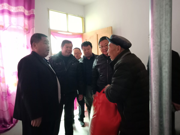 隴運(yùn)集團(tuán)公司開展“解難題、辦實(shí)事、送溫暖”主題黨日活動(dòng)