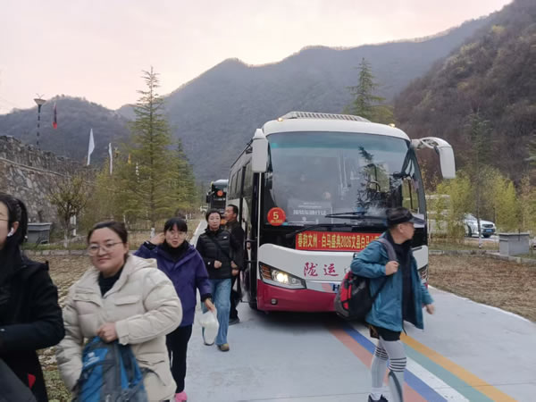 隴南市隴運集團文縣客運公司、公交公司圓滿完成“春韻文州·白馬盛典2026文縣白馬山寨跑山賽”運輸保障任務(wù)